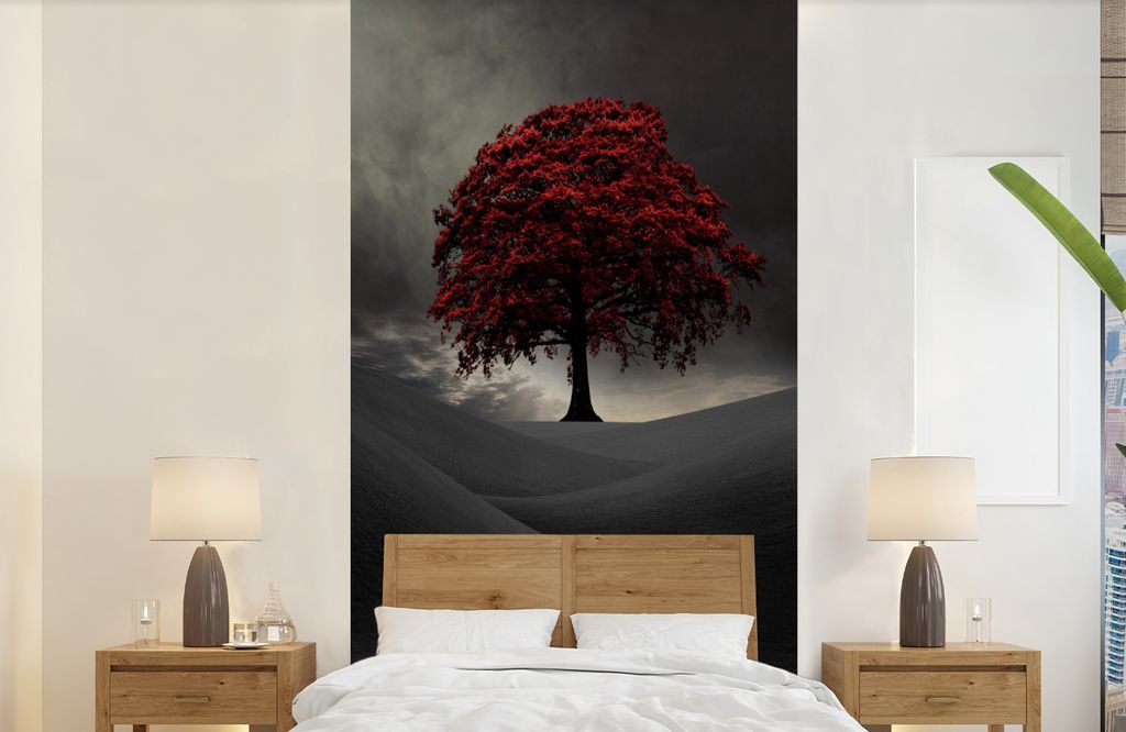 MuchoWow Fototapete für Wohnzimmer oder Schlafzimmer Wandtapete Vinyl Motivtapete Ein Schwarz-Weiß-Foto mit einem großen roten Baum - 120x240 ...