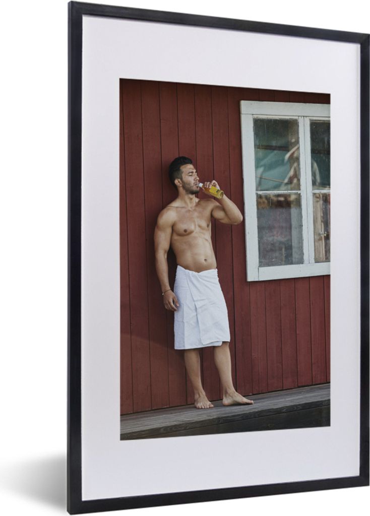 MuchoWow MuchoWow Gerahmtes Poster Ein muskulöser Mann mit einem Handtuch um seine Taille 40x60 cm - Poster mit zchwarzem Bilderrahmen - Poste...