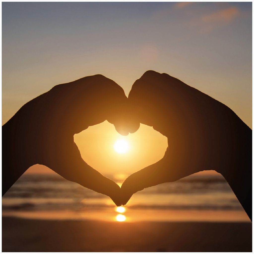 Wallario Premium Glasbild, freischwebende Optik, kräftige Farben, Größe 30 x 30 cm Motiv Liebe im Herzen der Sonne - Strand und Meer