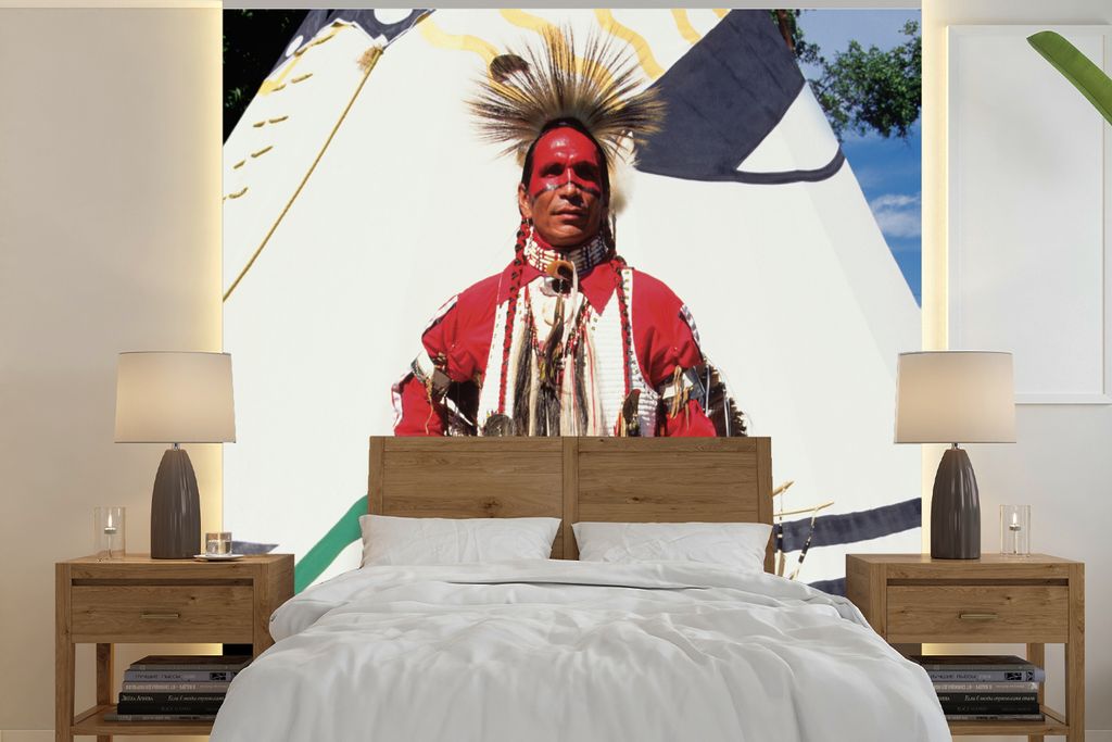 MuchoWow Fototapete für Wohnzimmer oder Schlafzimmer Wandtapete Vinyl Motivtapete Ein Indianer vor einem Tipi - 350x350 cm - Schlafzimmertapete