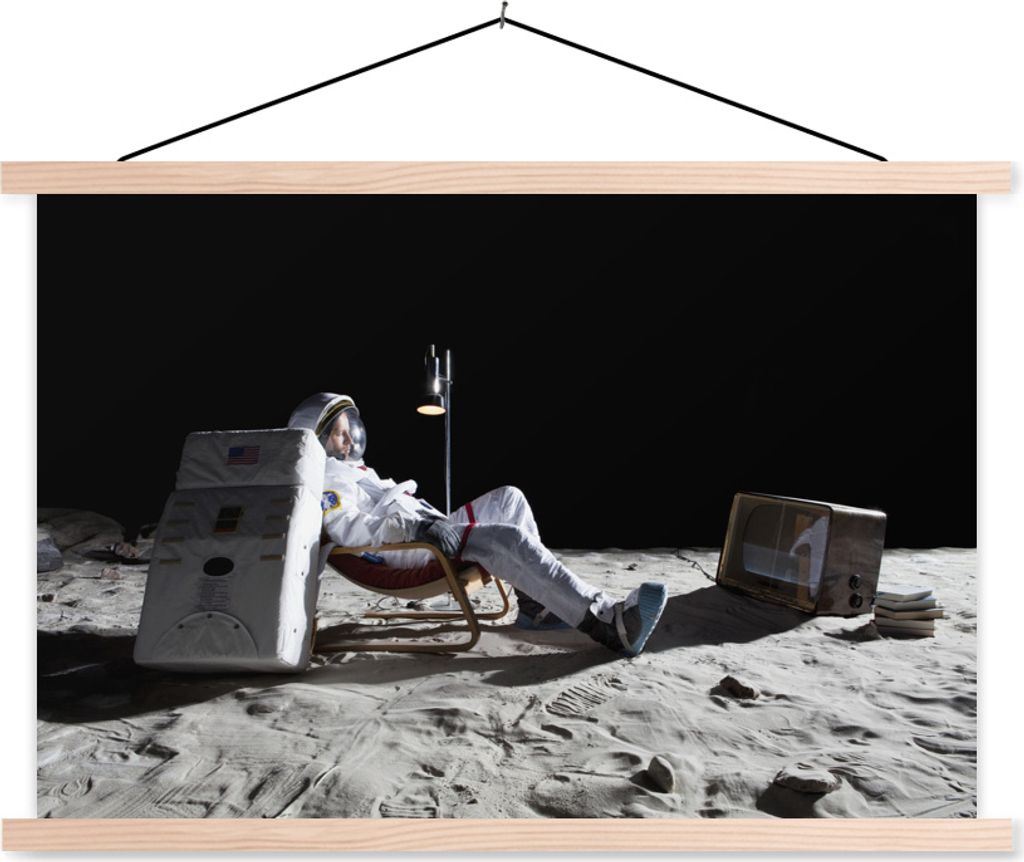 MuchoWow Textilposter Astronaut - Mond - Fernsehen 120x80 cm mit holzfarbenen Rahmen - Aufhängeset