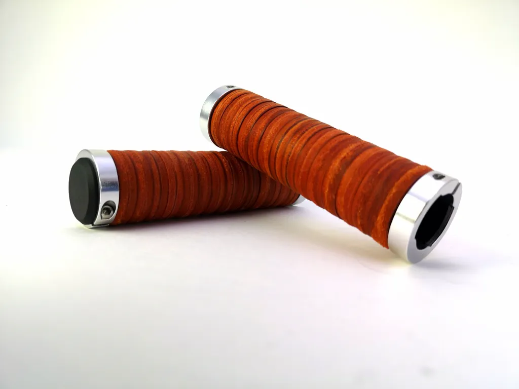 Boutons de meuble en disques de cuir miel et aluminium brossé design