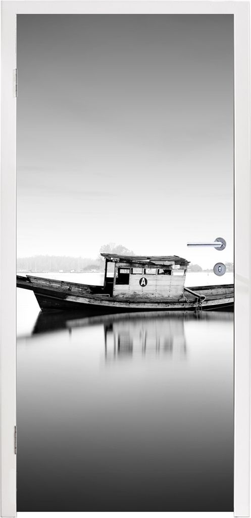 MuchoWow Türtapete Selbstklebende Türfolie Verlassenes Boot im Wasser schwarz und weiß 80x205 cm Türposter Türaufkleber Klebefolie Türklebe...