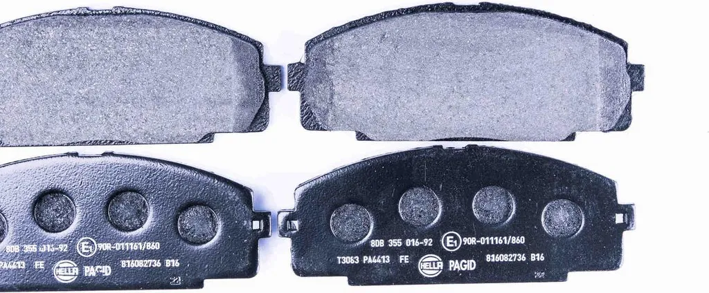 Plaquettes de frein HELLA pour TOYOTA HIACE IV Fourgon - Freinage de série
