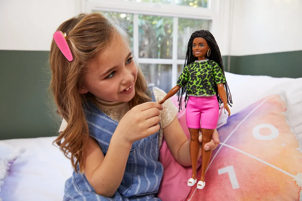 Barbie Brune Haut Vert : Poupée de Collection au Style Urbain et Frais