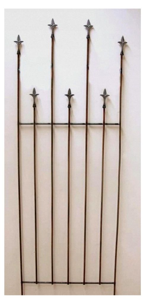 Rankgitter aus Metall mit Rostoptik und Lilie, 160 cm hoch