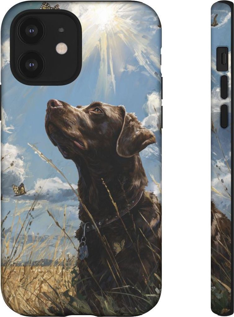 Schokoladenbrauner Labrador mit Schmetterlingen im Feld – Hülle Kompatibel mit iPhone 12