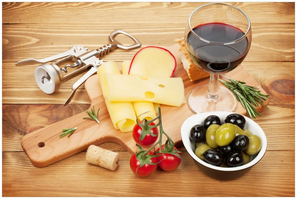Wallario Premium Glasbild, freischwebende Optik, kräftige Farben, Größe 90 x 60 cm Motiv Genuss am Abend - Rotwein, Käseplatte, Oliven und Tomaten