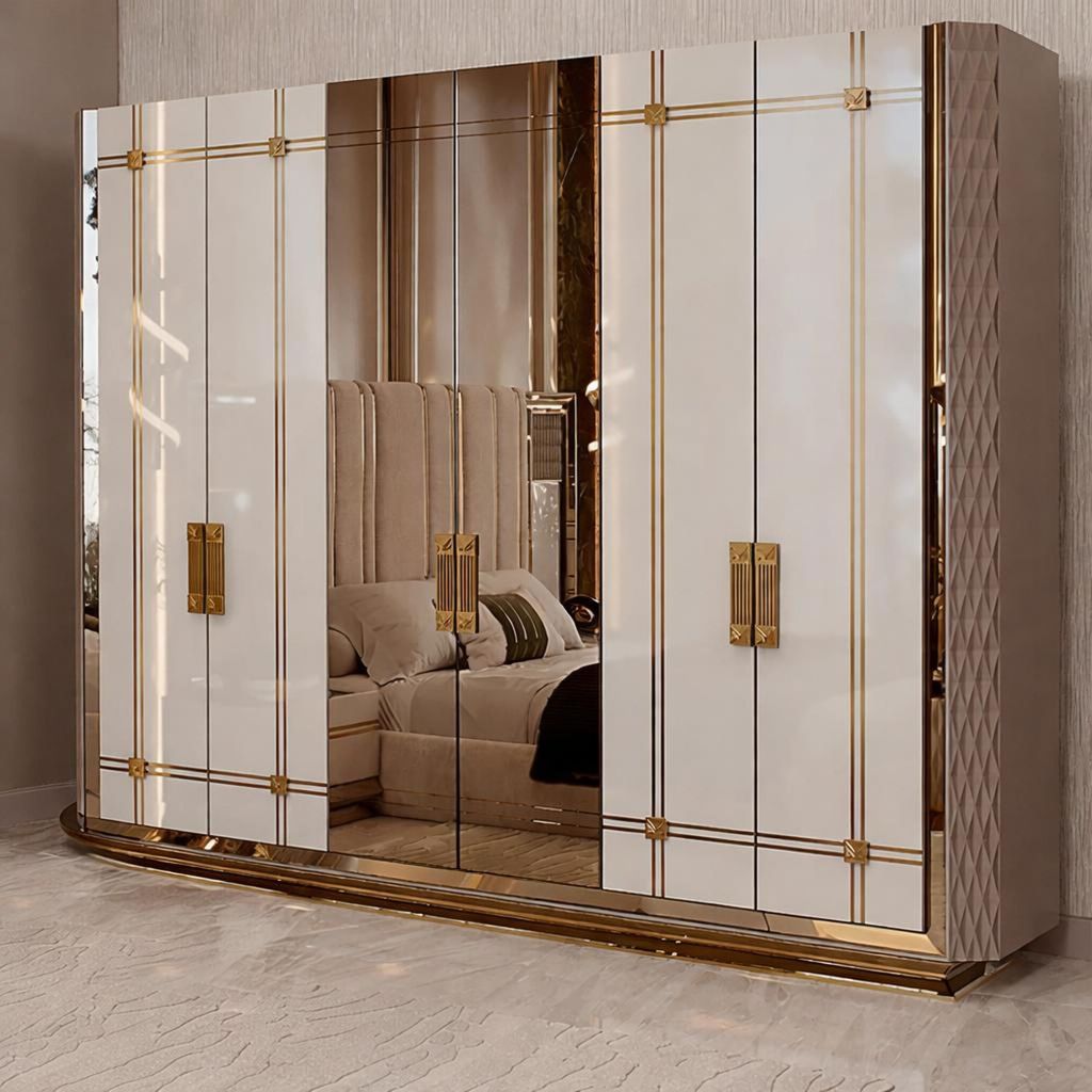 Stilvoller Kleiderschrank mit goldenen Details und Spiegeloberfläche