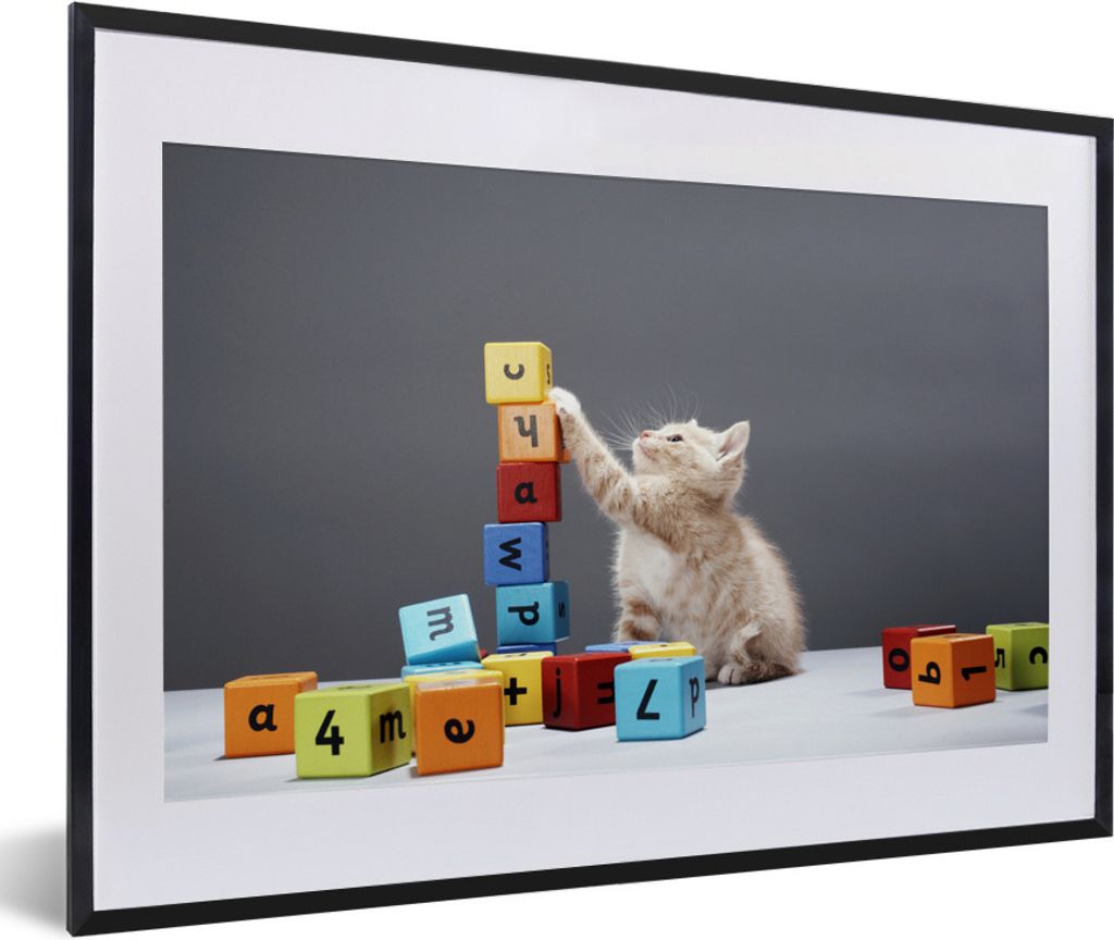 MuchoWow Gerahmtes Poster Ein Kätzchen spielt mit farbigen Blöcken 60x40 cm - Poster mit Schwarzem Bilderrahmen Wandposter Rahmen Foto Bilder -...