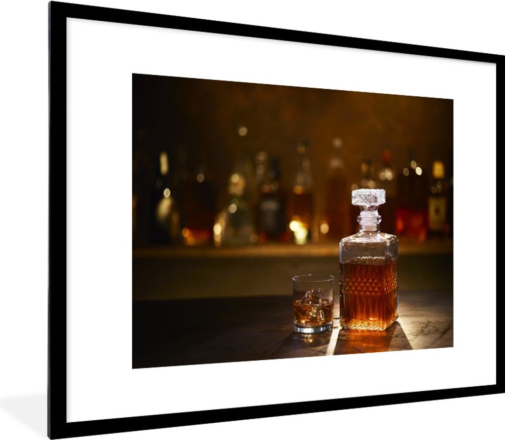 MuchoWow Gerahmtes Poster Eine Flasche Whiskey auf einer Bar 80x60 cm - Poster mit Schwarzem Bilderrahmen Wandposter Rahmen Foto Bilder - Schlafz...