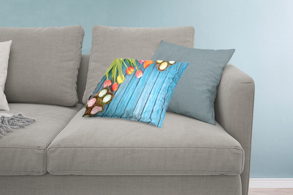 MuchoWow Zierkissen Sofakissen Wohnzimmer Dekokissen 60x40 cm Ostereier und bunte Tulpen zu Ostern auf einem hölzernen Hintergrund - Kopfkissen ...