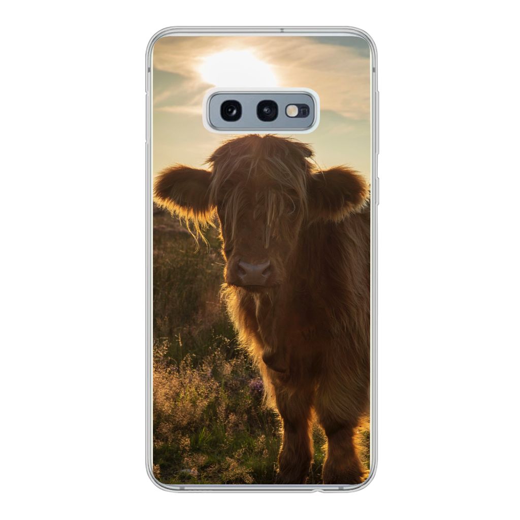 MuchoWow Handyhülle Schutzhülle Hülle für Samsung Galaxy S10e Schottischer Highlander - Sonnenuntergang - Gras Silikon Softcase Handy Hülle ...