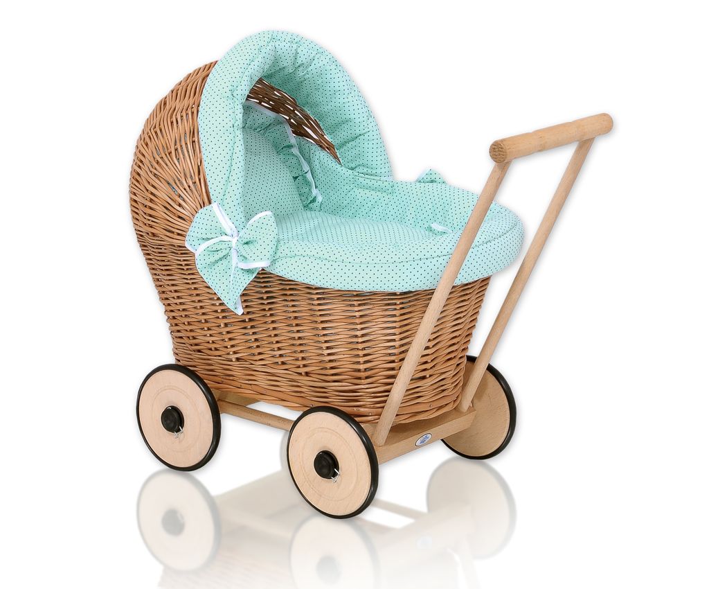 Wickelwagen aus Weide mit mintgrüner Bettwäsche und Holzrädern