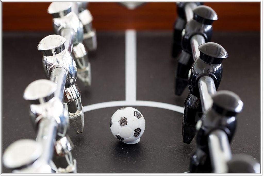 Wallario Wandbild Kicker-Tisch in Nahaufnahme - Ball in der Mitte, Größe: 61 x 91,50 cm, Poster mit weißem Aluminiumrahmen