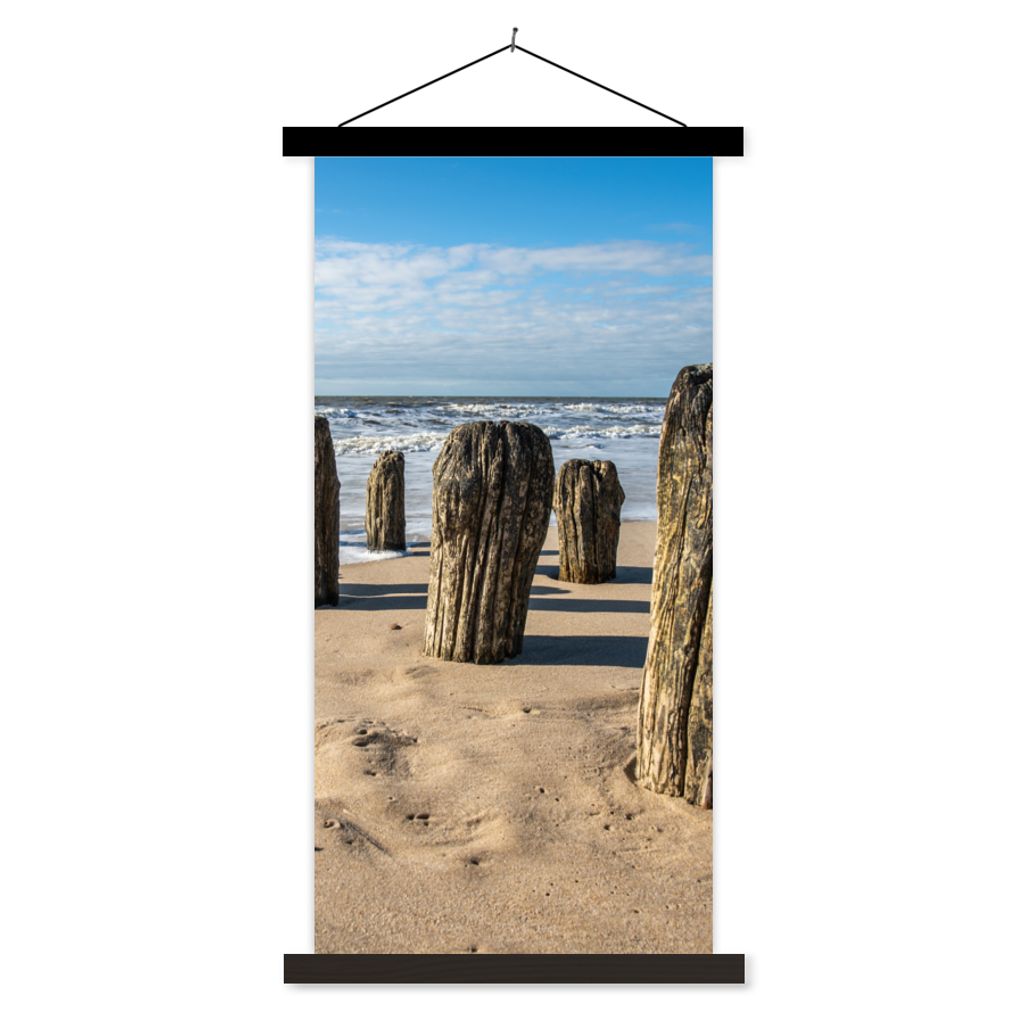 MuchoWow Textilposter Sand - Strand - Pfahl - Wasser - Sommer 90x180 cm mit schwarzem Rahmen - Dekoration Wohnzimmer