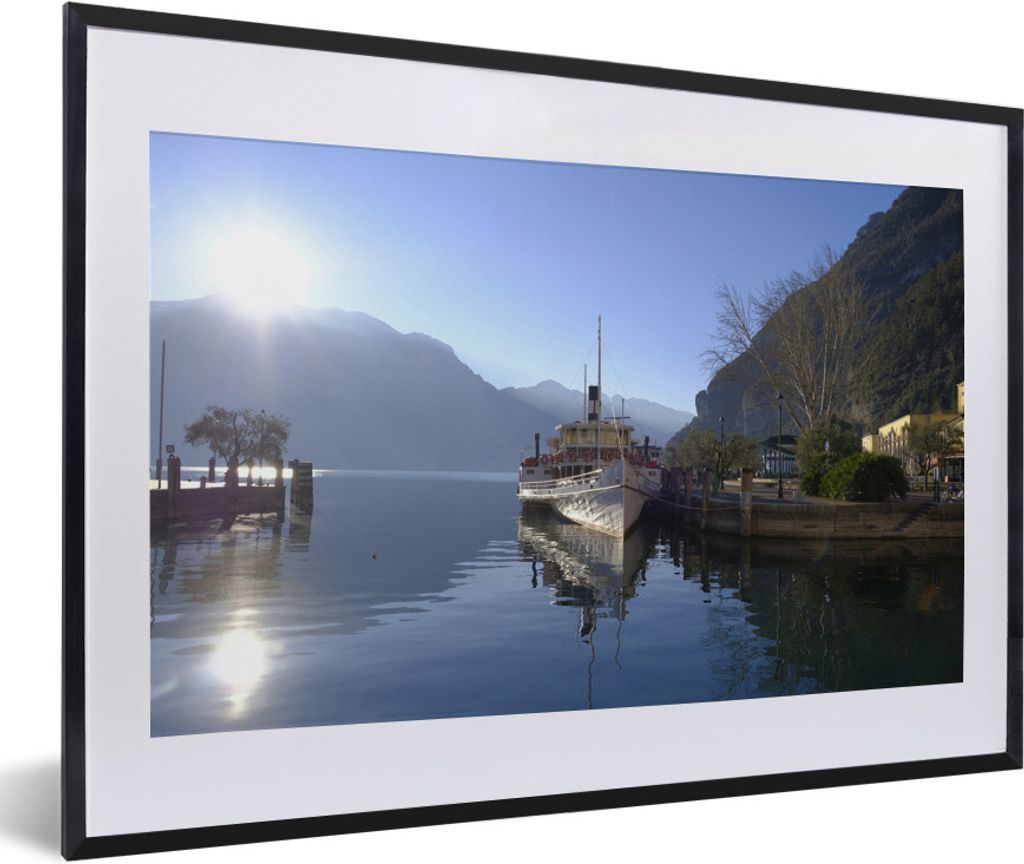 MuchoWow Gerahmtes Poster Gardasee - Boot - Sonne 60x40 cm - Poster mit Schwarzem Bilderrahmen Wandposter Rahmen Foto Bilder - Schlafzimmer - Pla...