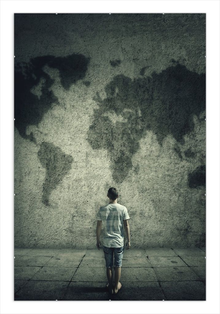 Wallario Wandbild Kleiner Junge vor Weltkarte an grauer Beton-Wand, Größe: 61 x 91,5 cm, Poster mit rahmenlosen Bildhalter
