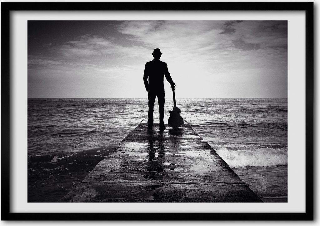 Bild - Bilderrahmen - 100 cm x 70 cm - MDF - Rahmen - Foto - Wandkunst Gitarrist auf dem Pier
