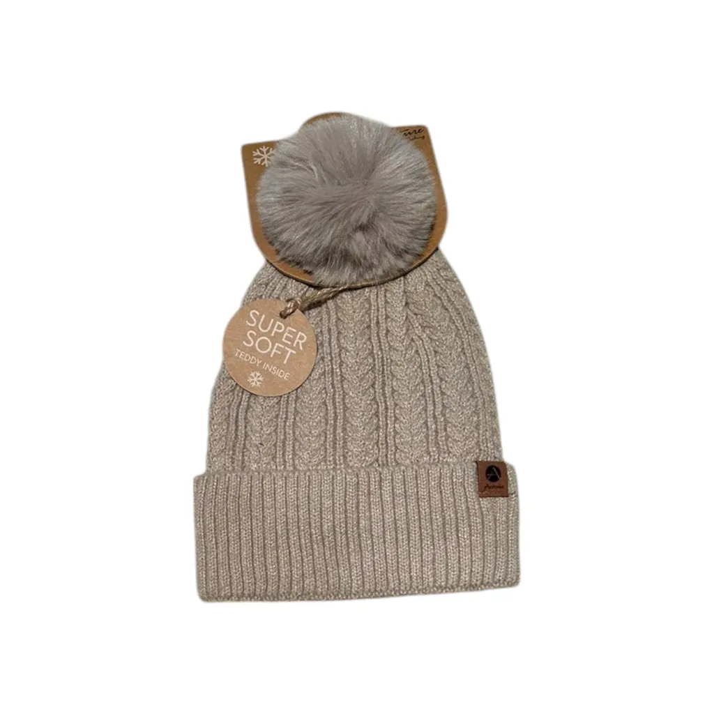 Cappello Nora Beige con Orsetto e Pompon | Look Invernale Instagrammabile