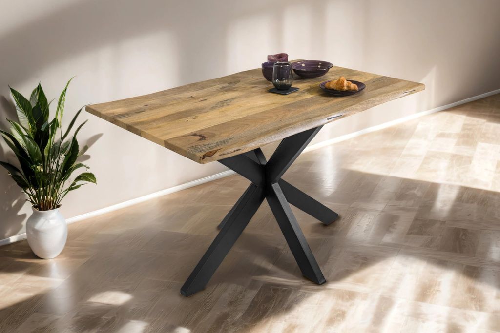 Esstisch Tiger 120 x 80 cm, Mangoholz massiv & naturfarben, Baumkantentisch mit Spider-Metallgestell in Schwarz, echte Baumkante, Esszimmertisch in...
