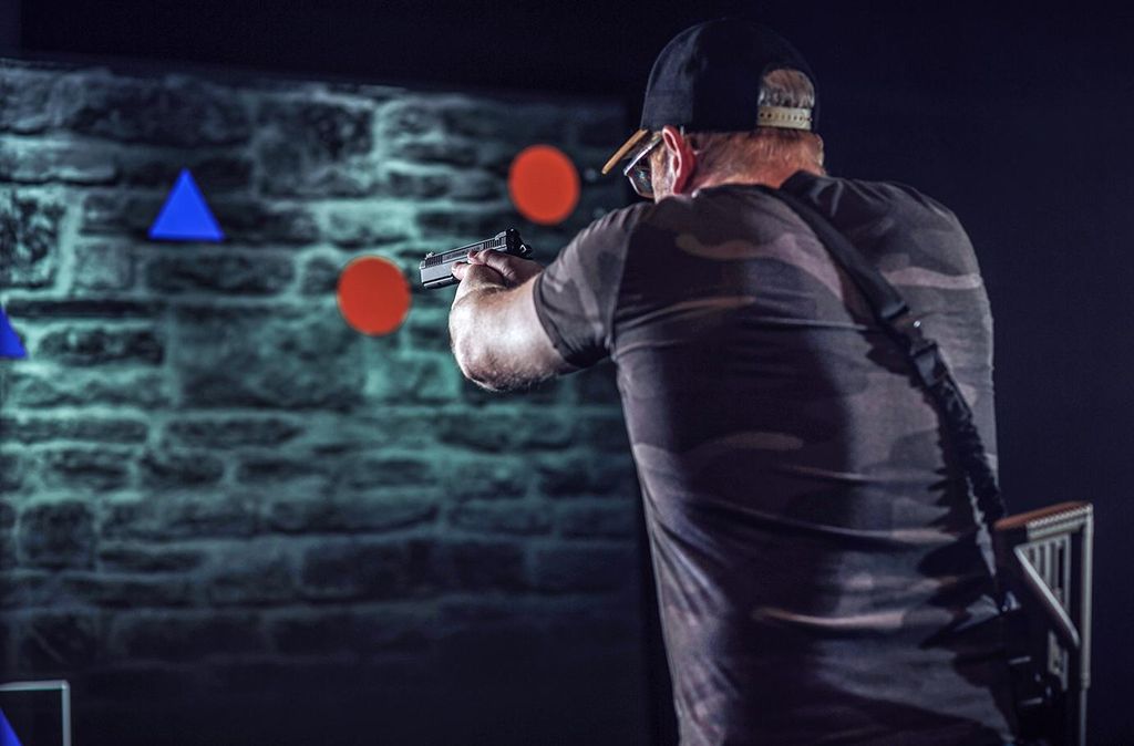 Jochen Schweizer Schießtraining Laserschießkino für 2; Erlebnis verschenken oder selbst erleben; Gutschein gültig für 2 Personen Gruppengröß...