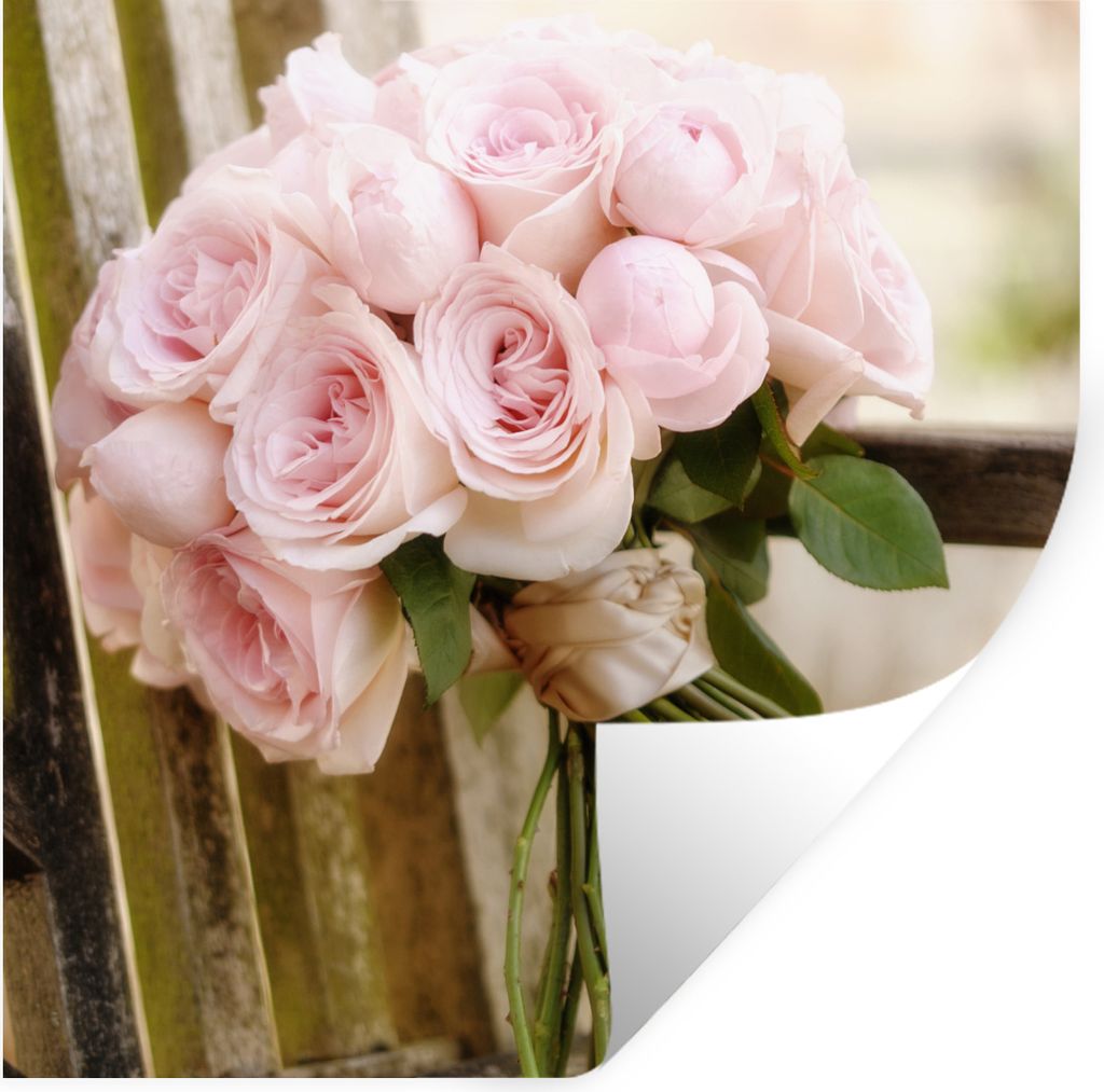 MuchoWow Wandtattoo Wandsticker Wandaufkleber Ein Blumenstrauß aus rosa Rosen auf einer Holzbank 100x100 cm Selbstklebend und Repositionierbar -...