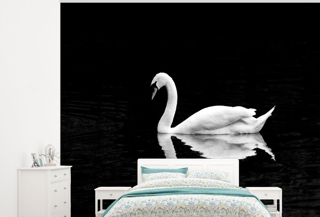 MuchoWow Fototapete für Wohnzimmer oder Schlafzimmer Wandtapete Vinyl Motivtapete Schwebender Schwan auf schwarzem Hintergrund - schwarz und wei...