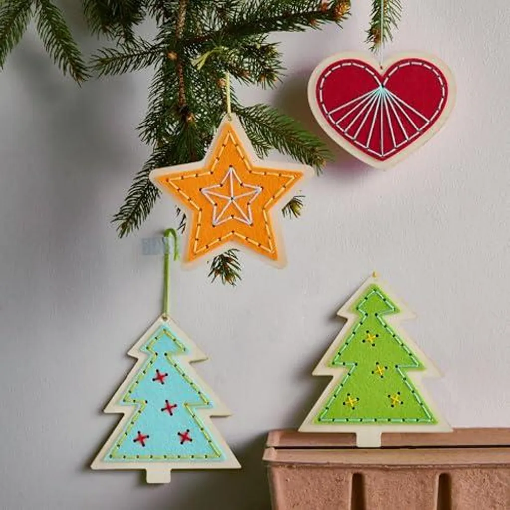 Pendentif à Broder Cœur Haba en Bois Naturel avec Fils Multicolores