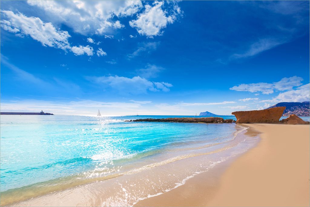 Wallario Premium Vliestapete Fototapete Traumstrand unter blauem Himmel in der Größe 400 x 267 cm, extra dick, wird in 5 Teilen geliefert