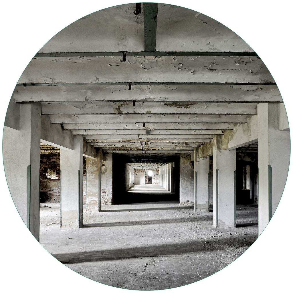 Wallario Premium Glasbild, freischwebende Optik, kräftige Farben, rund 50cm Durchmesser, Motiv Alte Industriehalle - einsame Lagerhalle einer Brau...