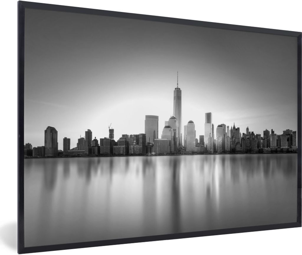 MuchoWow Gerahmtes Poster New Yorker Skyline am Wasser - schwarz und weiß 60x40 cm - Poster mit Schwarzem Bilderrahmen Wandposter Rahmen Foto Bi...