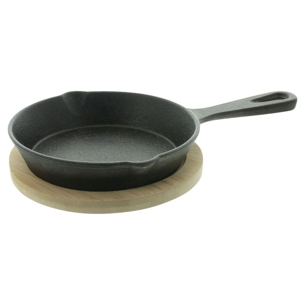 Gusseisenpfanne "Tapas", 2tlg., Maße: Pfanne Ø 13 cm, Innen-Ø 10 cm, Länge 23 cm, Bambusuntersetzer Ø 14 cm, Nicht spülmaschinengeeignet