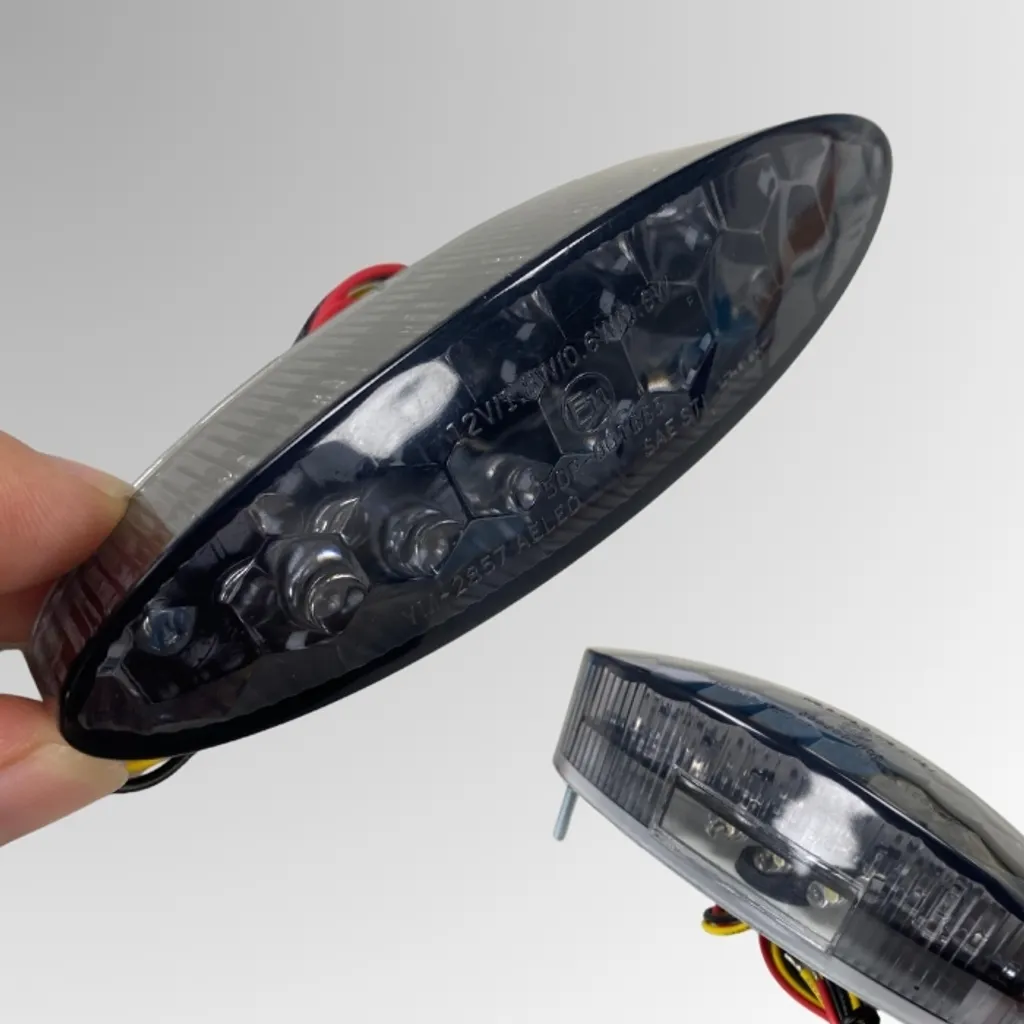 Feu arrière LED teinté KZB : remplacez votre éclairage moto défaillant