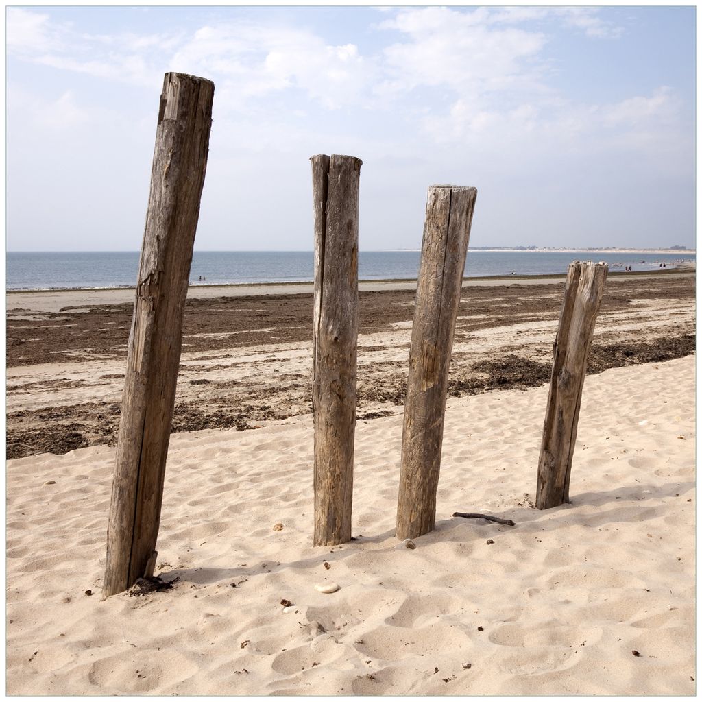 Wallario Möbeldesign / Aufkleber, geeignet für Ikea Lack Tisch - Sandstrand mit Holzpfählen am Atlantischen Ozean in 55 x 55 cm
