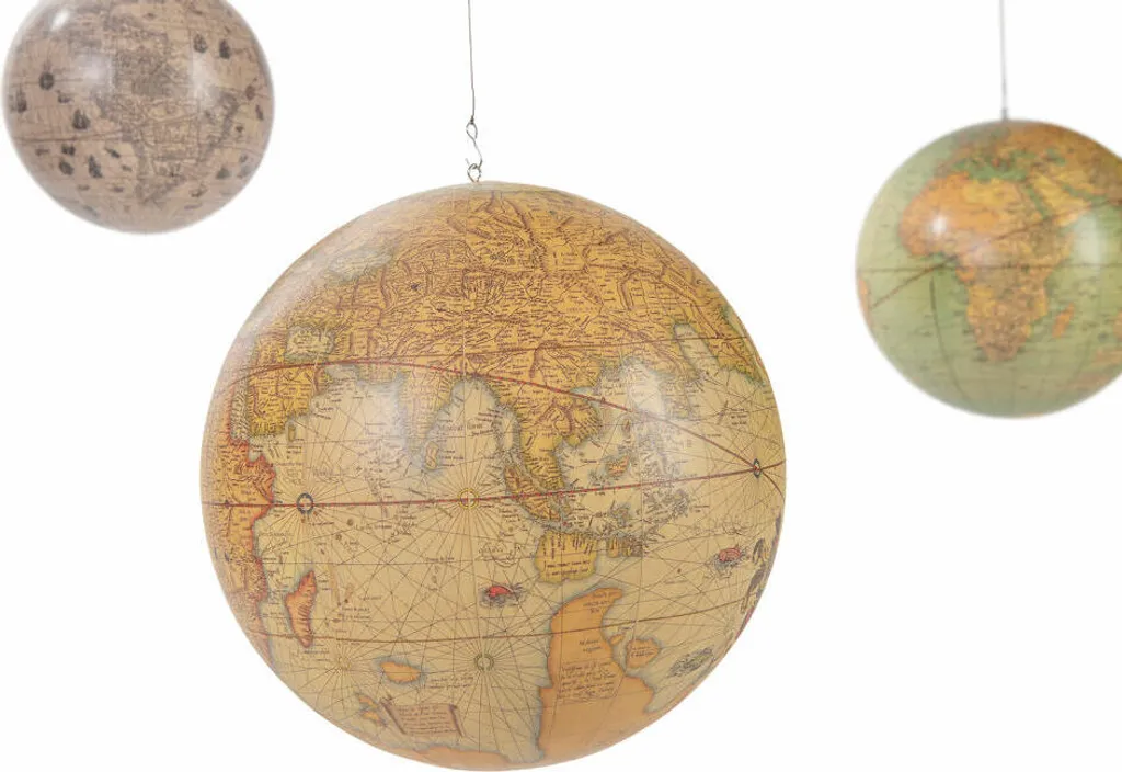 Sublimez vos Plafonds avec le Mobile Globes GL060 : Déco Vintage Chic