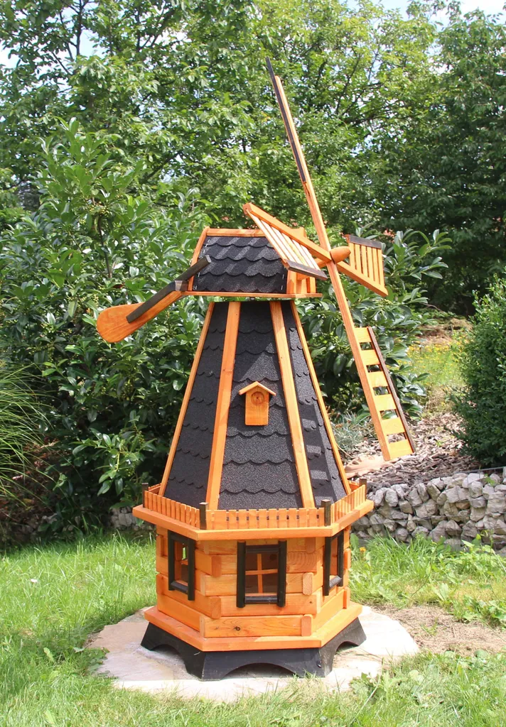 Aménager son jardin avec un grand moulin à vent solaire bois noir