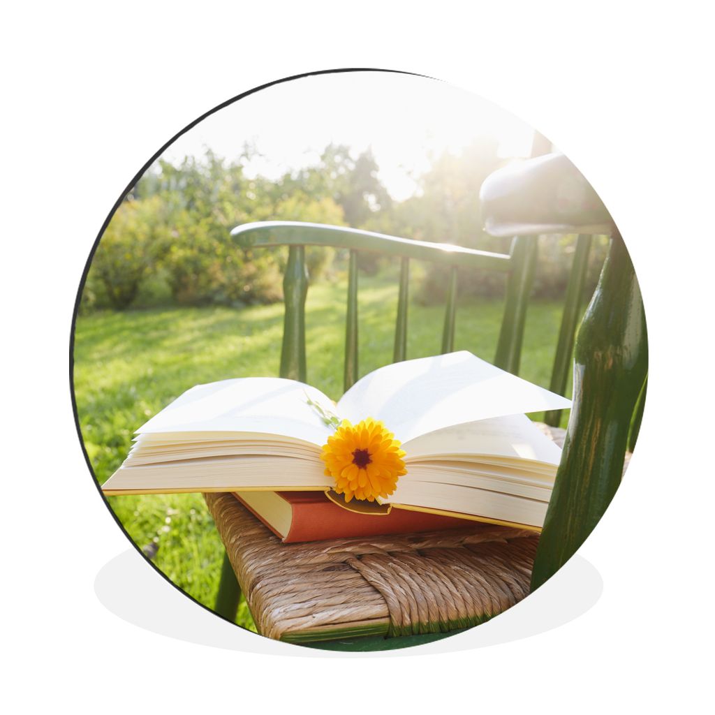 MuchoWow Aluminium Wandkreis Stuhl mit Buch im Garten Ø 90 cm Wanddeko Modern Wohnzimmer - Mauerkreis - Wandbilder - Runde Bild - Bild aus Alumi...