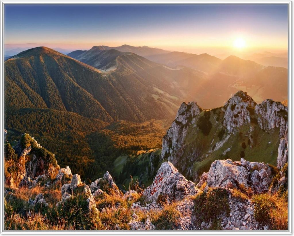 Wallario Wandbild Berglandschaft mit Sonnenuntergang in der Slowakei, Größe: 40,30 x 50,30 cm, Poster mit weißem Aluminiumrahmen
