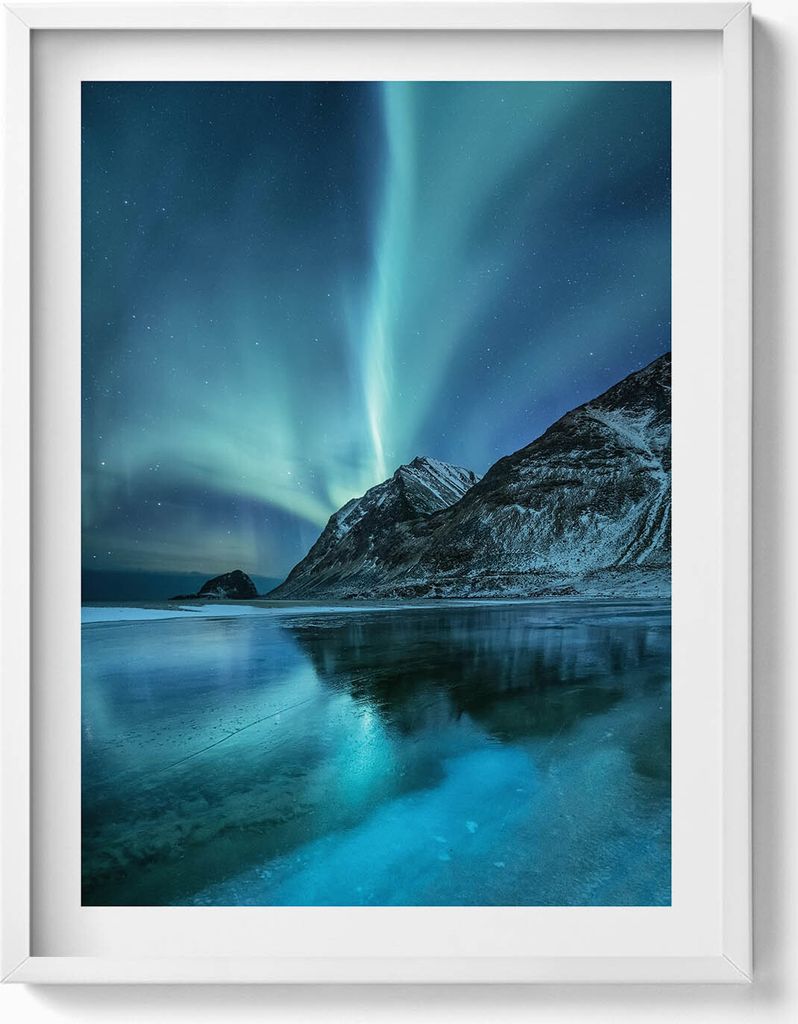 Aurora borealis über Bergen und Wasser– Wandbild mit Rahmen – Gerahmtes Bild – Wanddekoration – 60x80 cm – Weiß Rahmen