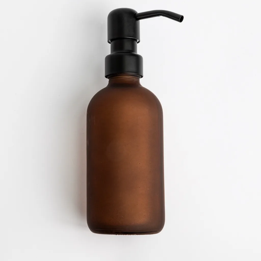 Natural Goods Berlin KLEAN dispenser di sapone con etichette, dispenser di sapone di alta qualità e ricaricabile per cucina e bagno, marrone opaco, testa della pompa in acciaio inox nero, 250 ml