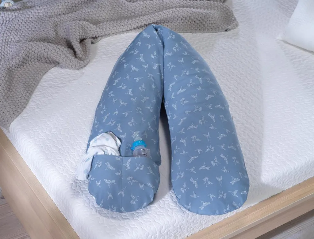 Coussin de positionnement Theraline colibris bleus pour maternité 190 cm