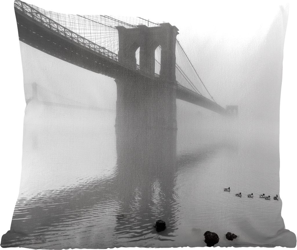 MuchoWow Zierkissen Sofakissen Wohnzimmer Dekokissen 45x45 cm Nebel bedeckt die Brooklyn Bridge in New York in schwarz-weiß - Schlafpolster - Po...
