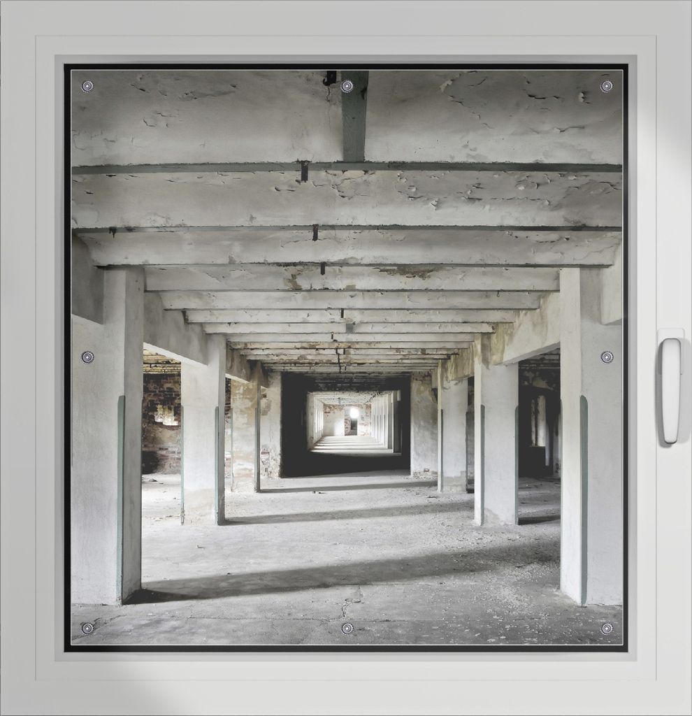 Wallario Lichtschutzbild, Dekorativer Sichtschutz Sonnenschutz 96 x 93 cm mit Motiv: Alte Industriehalle - einsame Lagerhalle einer Brauerei - Verd...