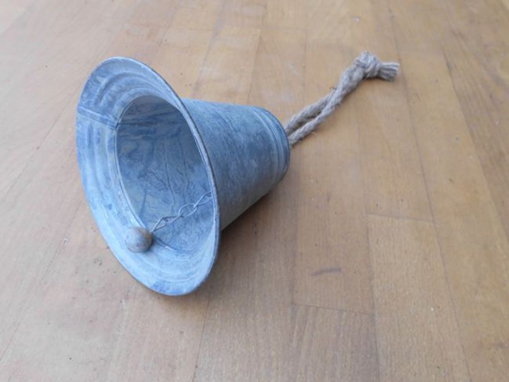 Deko-Glocke Glockenschelle, Zinkblech grau Seilkordel 14 cm