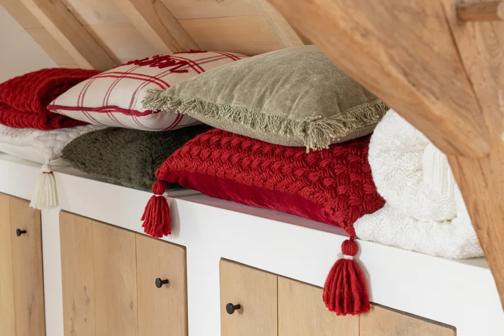 Coussin J-Line texte polyester rouge blanc pour relooker votre intérieur - 2