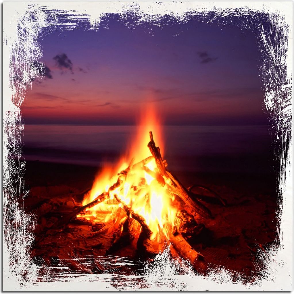 Kunstdrucke Wandbilder Holz in : Brillante Farben, Größe 50 x 50 cm Motiv Lagerfeuer am Strand