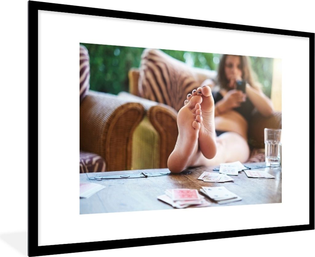 MuchoWow Gerahmtes Poster Teenager mit Füßen auf dem Tisch 90x60 cm - Poster mit Schwarzem Bilderrahmen Wandposter Rahmen Foto Bilder - Wanddek...
