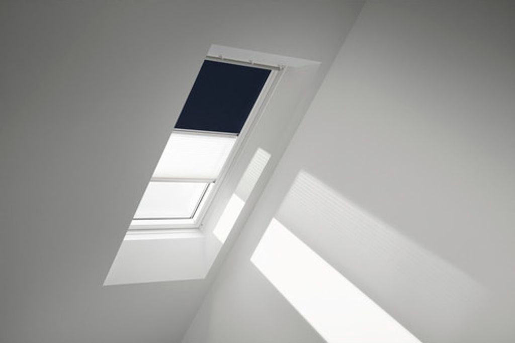 VELUX Vorteils-Set Verdunkelungsrollo uni dunkelblau und Faltstore Plissee weiß manuell Rahmen weiß DFD SK08 1100SWL