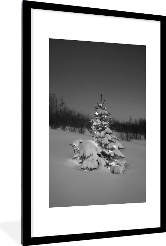 MuchoWow Gerahmtes Poster Beleuchteter Weihnachtsbaum im Schnee bei Nacht - schwarz und weiß 60x90 cm - Poster mit Schwarzem Bilderrahmen Wandpo...